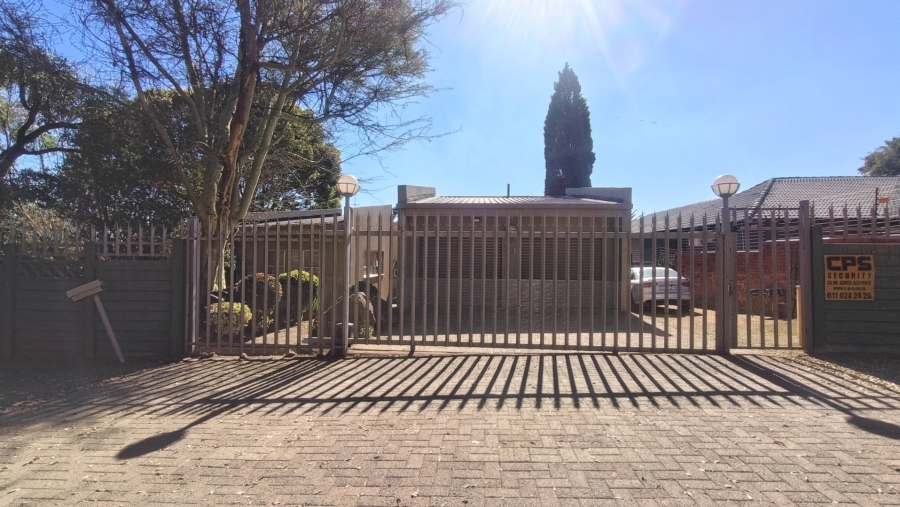 To Let 4 Bedroom Property for Rent in Brackendowns Gauteng