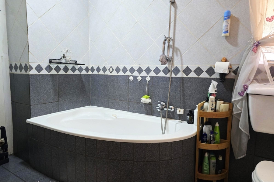 4 Bedroom Property for Sale in Edleen Gauteng