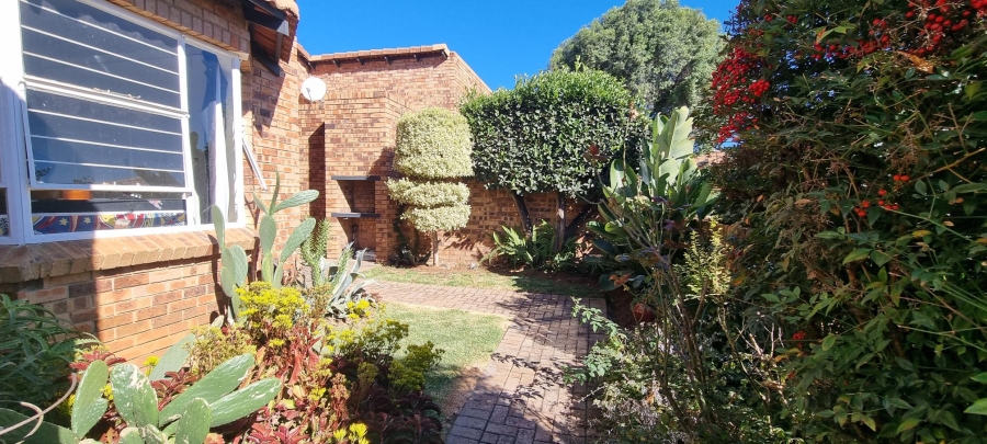 To Let 2 Bedroom Property for Rent in Bromhof Gauteng