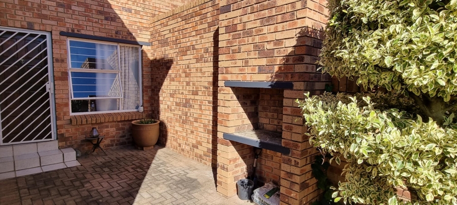 To Let 2 Bedroom Property for Rent in Bromhof Gauteng
