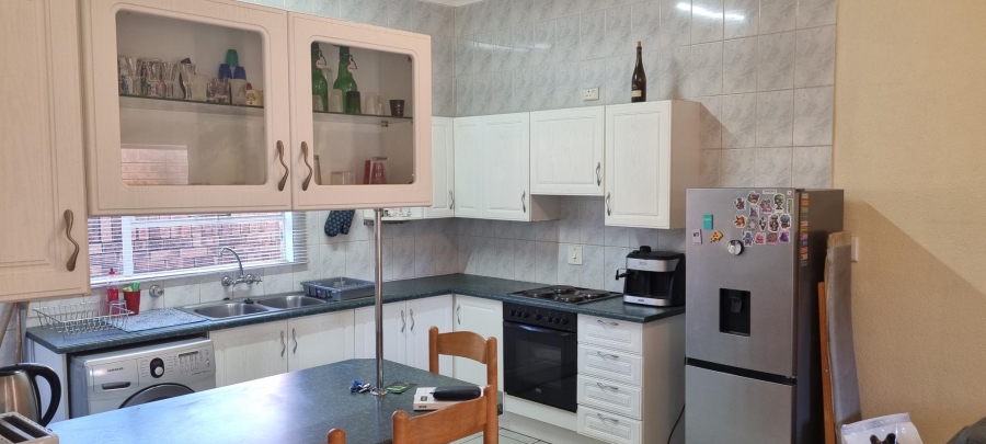 To Let 2 Bedroom Property for Rent in Bromhof Gauteng