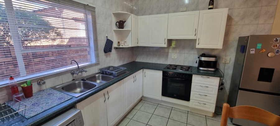 To Let 2 Bedroom Property for Rent in Bromhof Gauteng