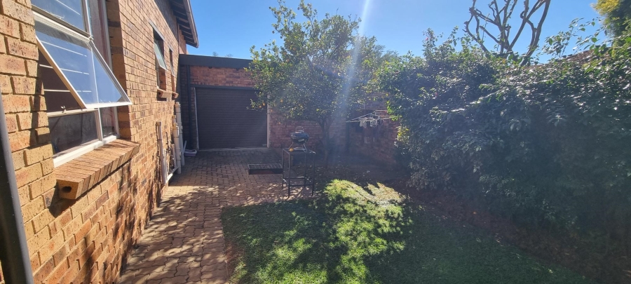 To Let 2 Bedroom Property for Rent in Bromhof Gauteng