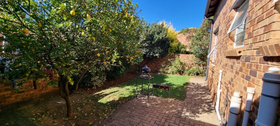 To Let 2 Bedroom Property for Rent in Bromhof Gauteng