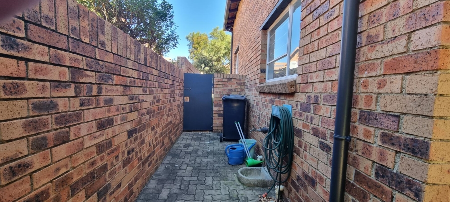 To Let 2 Bedroom Property for Rent in Bromhof Gauteng