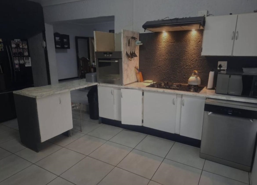 13 Bedroom Property for Sale in Golf View Gauteng