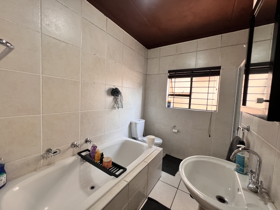 2 Bedroom Property for Sale in Sunninghill Gauteng