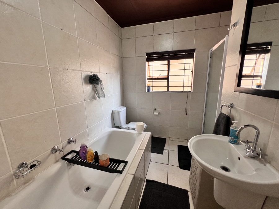 2 Bedroom Property for Sale in Sunninghill Gauteng