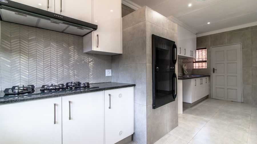 5 Bedroom Property for Sale in Bassonia Gauteng