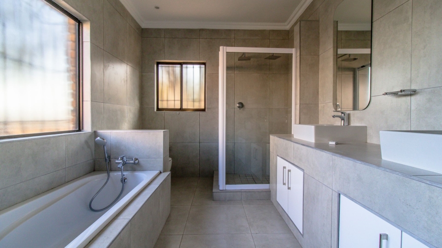 5 Bedroom Property for Sale in Bassonia Gauteng