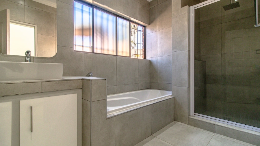 5 Bedroom Property for Sale in Bassonia Gauteng