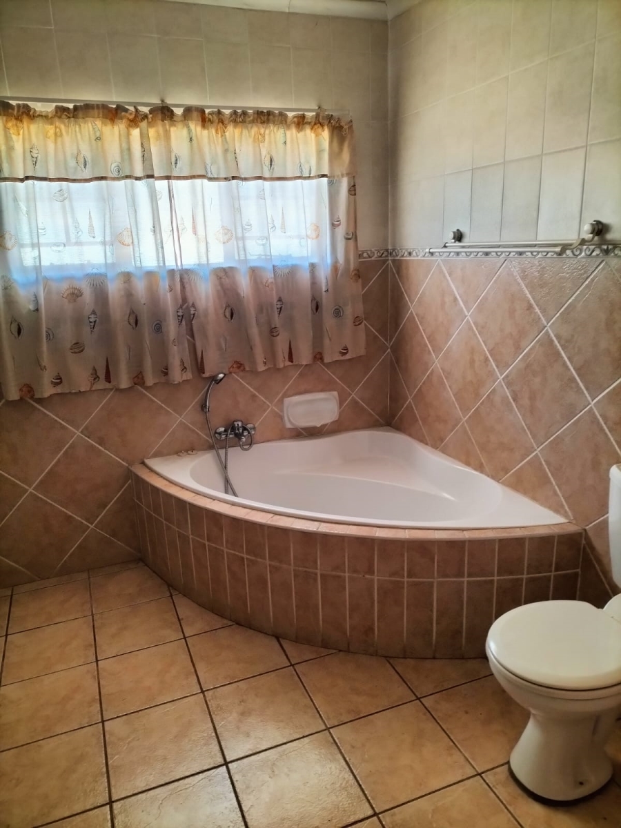 3 Bedroom Property for Sale in Thatchfield Cresent Gauteng