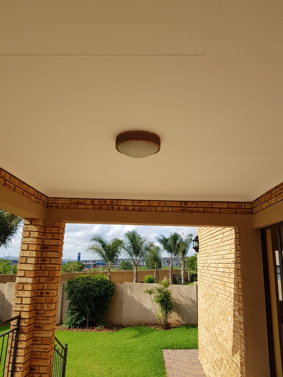 3 Bedroom Property for Sale in Thatchfield Cresent Gauteng