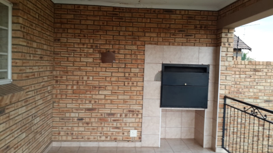 3 Bedroom Property for Sale in Thatchfield Cresent Gauteng