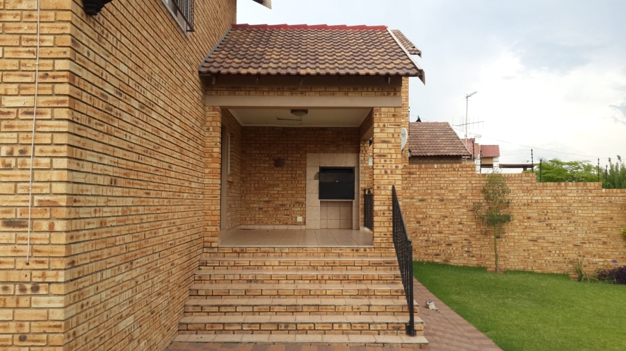 3 Bedroom Property for Sale in Thatchfield Cresent Gauteng