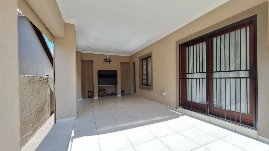 3 Bedroom Property for Sale in Thatchfield Hills Gauteng