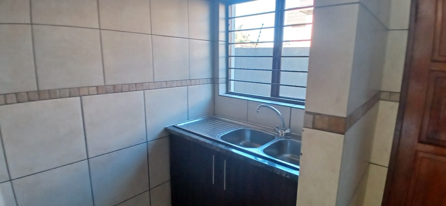 To Let 2 Bedroom Property for Rent in Greenhills Gauteng