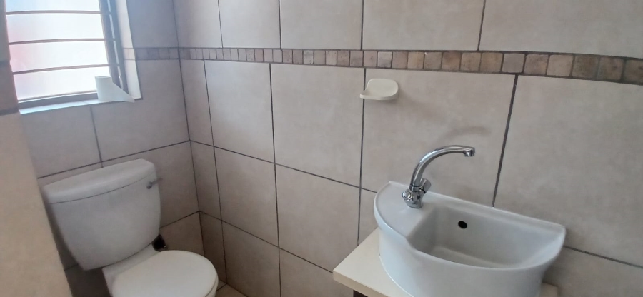 To Let 2 Bedroom Property for Rent in Greenhills Gauteng