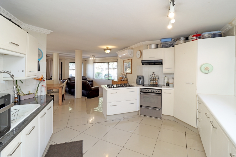 4 Bedroom Property for Sale in Corlett Gardens Gauteng