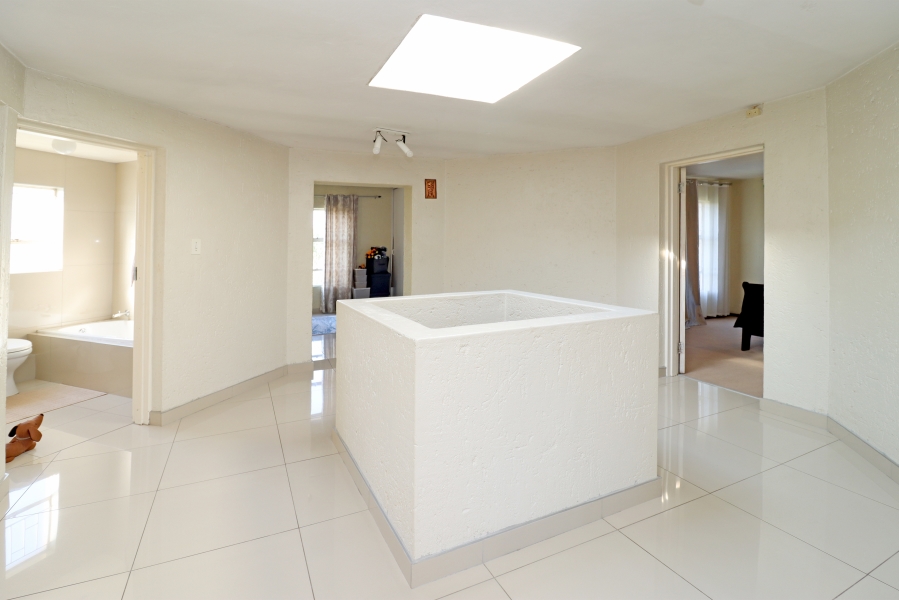 4 Bedroom Property for Sale in Corlett Gardens Gauteng
