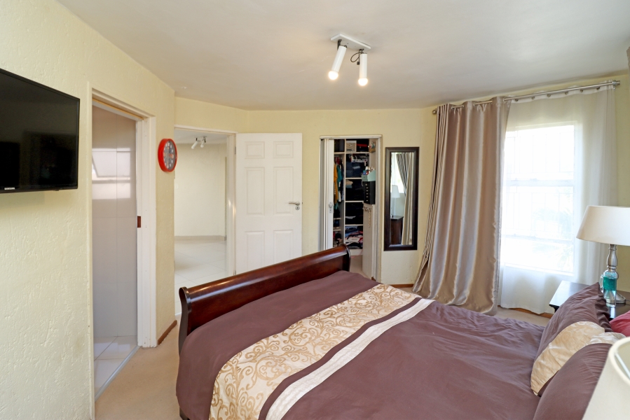 4 Bedroom Property for Sale in Corlett Gardens Gauteng