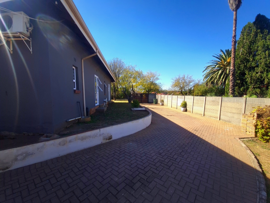 To Let 4 Bedroom Property for Rent in Edenvale Central Gauteng
