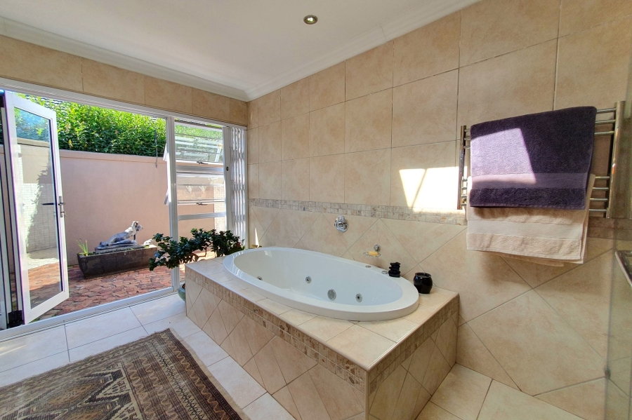 5 Bedroom Property for Sale in Three Rivers Gauteng