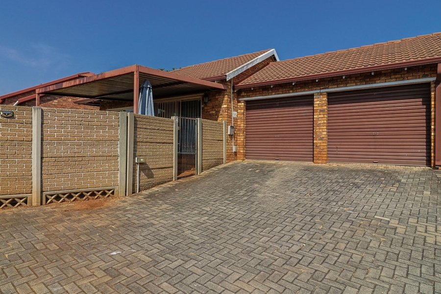 2 Bedroom Property for Sale in Weltevreden Park Gauteng