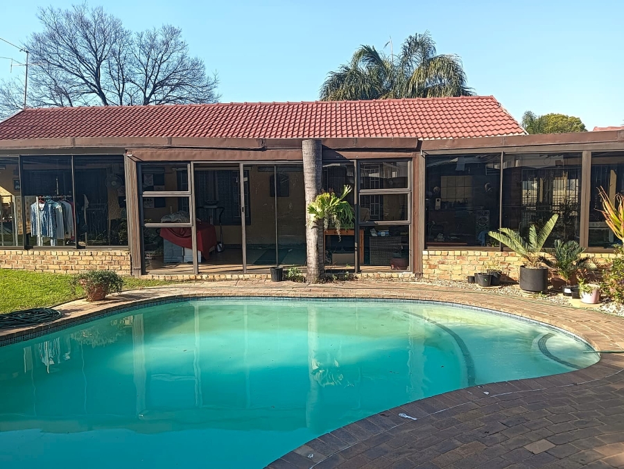 6 Bedroom Property for Sale in Van Riebeeck Park Gauteng