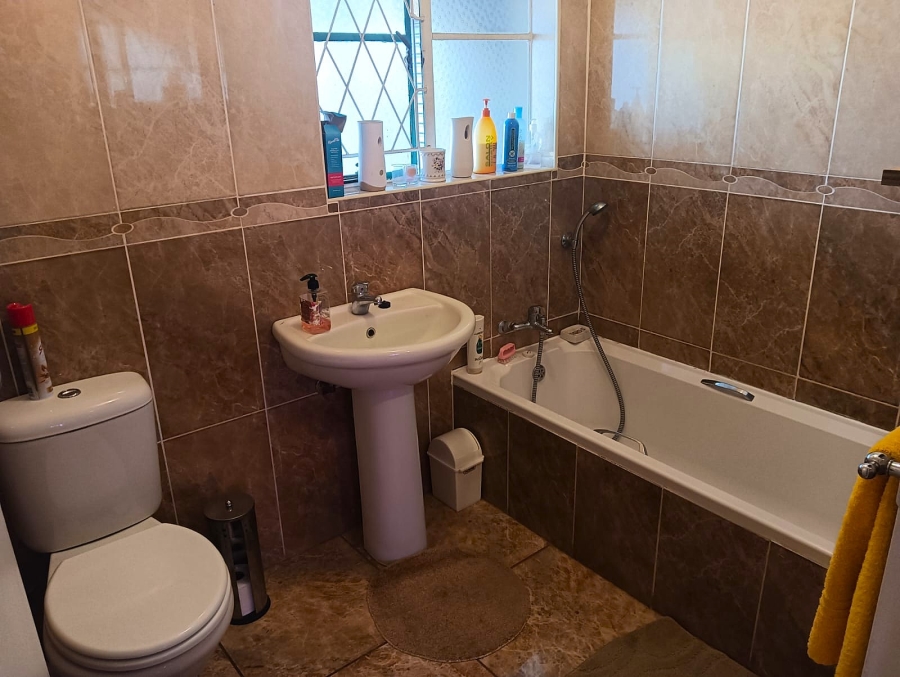 6 Bedroom Property for Sale in Van Riebeeck Park Gauteng