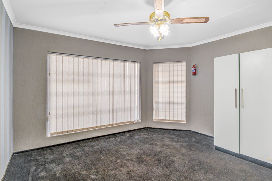 To Let 3 Bedroom Property for Rent in Rangeview Gauteng