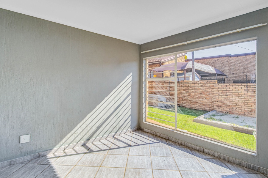To Let 3 Bedroom Property for Rent in Rangeview Gauteng