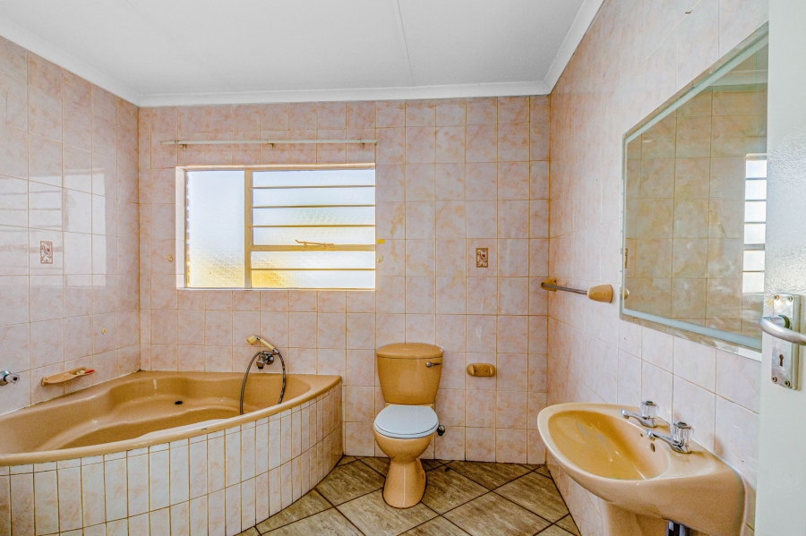 To Let 3 Bedroom Property for Rent in Rangeview Gauteng