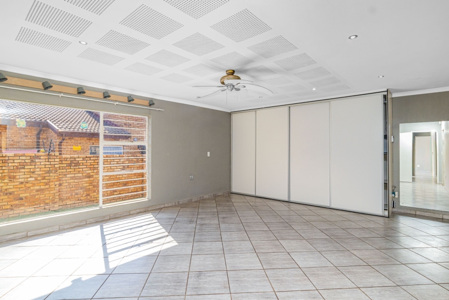 To Let 3 Bedroom Property for Rent in Rangeview Gauteng