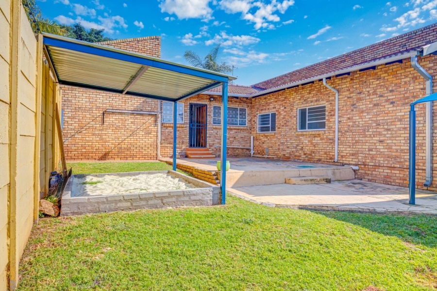 To Let 3 Bedroom Property for Rent in Rangeview Gauteng