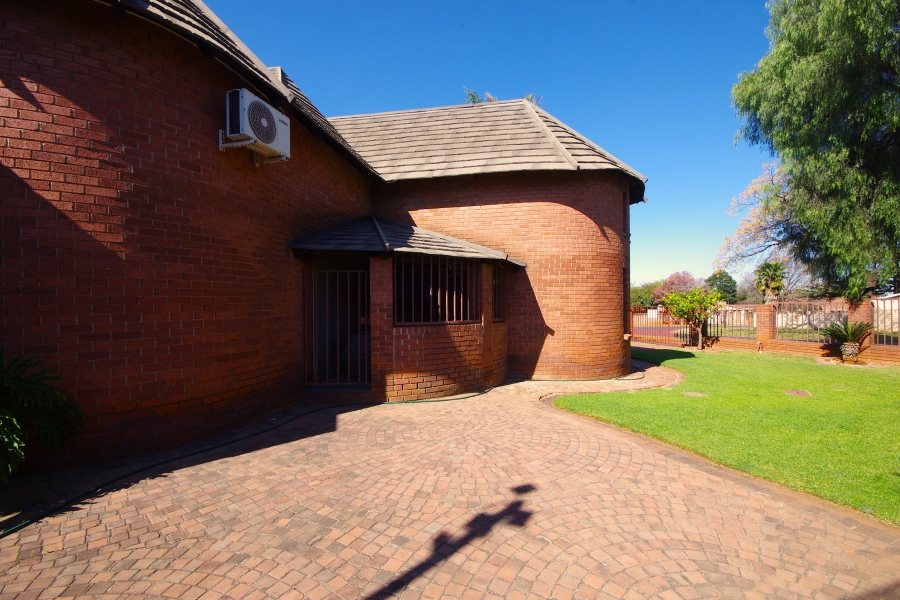 7 Bedroom Property for Sale in Sunair Park Gauteng