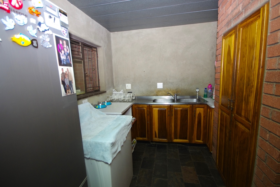 7 Bedroom Property for Sale in Sunair Park Gauteng