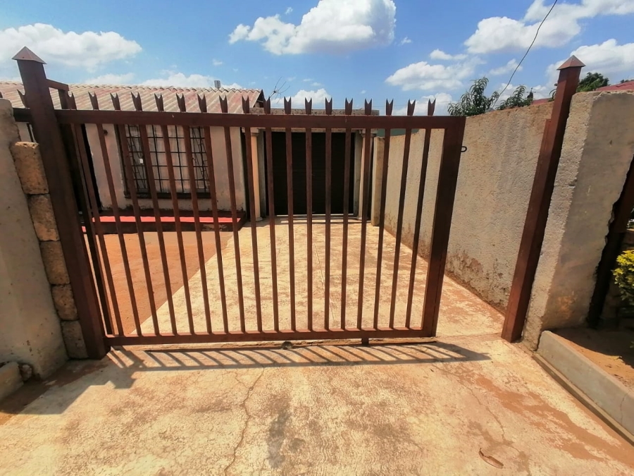 2 Bedroom Property for Sale in Mabopane Unit B Gauteng