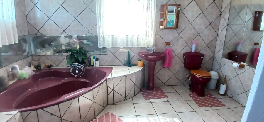 5 Bedroom Property for Sale in Nelsonia Gauteng