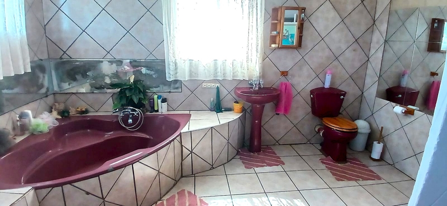 5 Bedroom Property for Sale in Nelsonia Gauteng