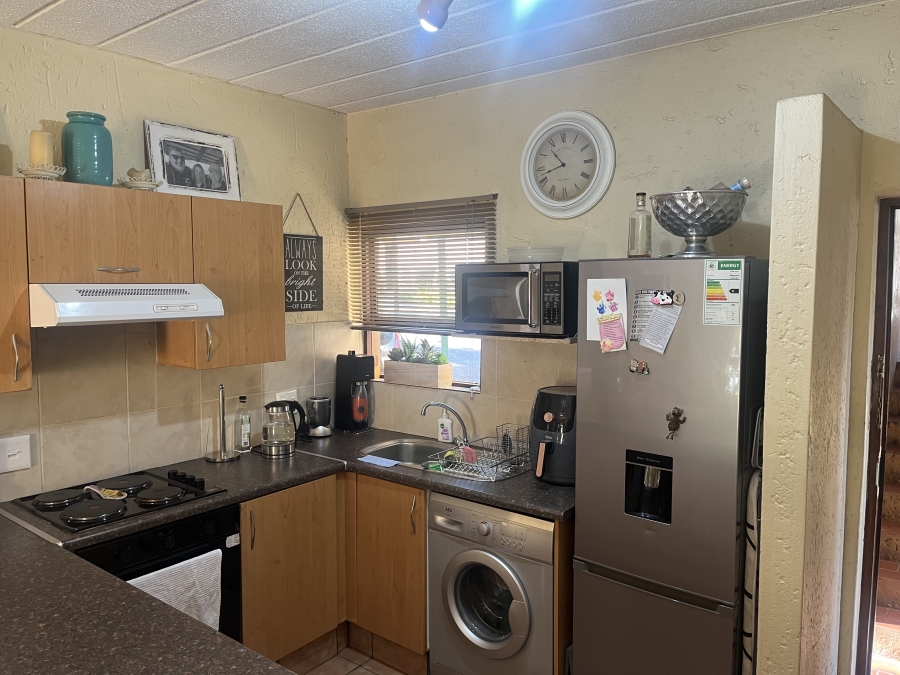 To Let 1 Bedroom Property for Rent in Douglasdale Gauteng