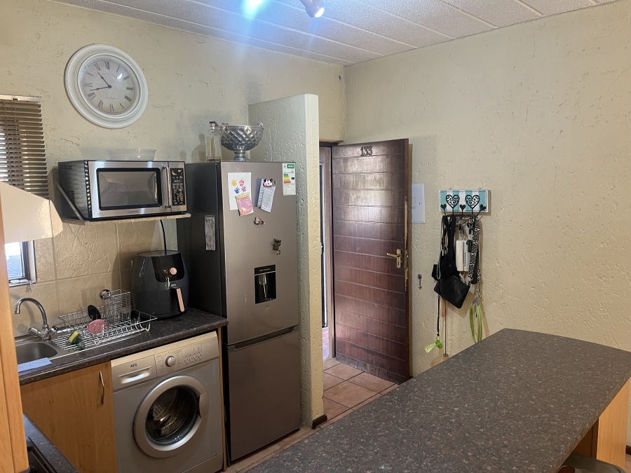 To Let 1 Bedroom Property for Rent in Douglasdale Gauteng