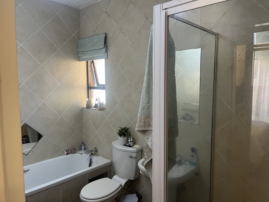 To Let 1 Bedroom Property for Rent in Douglasdale Gauteng
