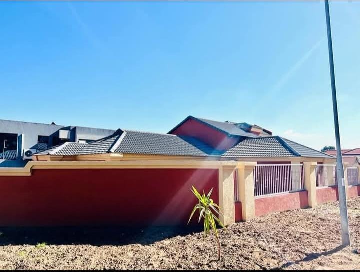5 Bedroom Property for Sale in Ormonde Gauteng