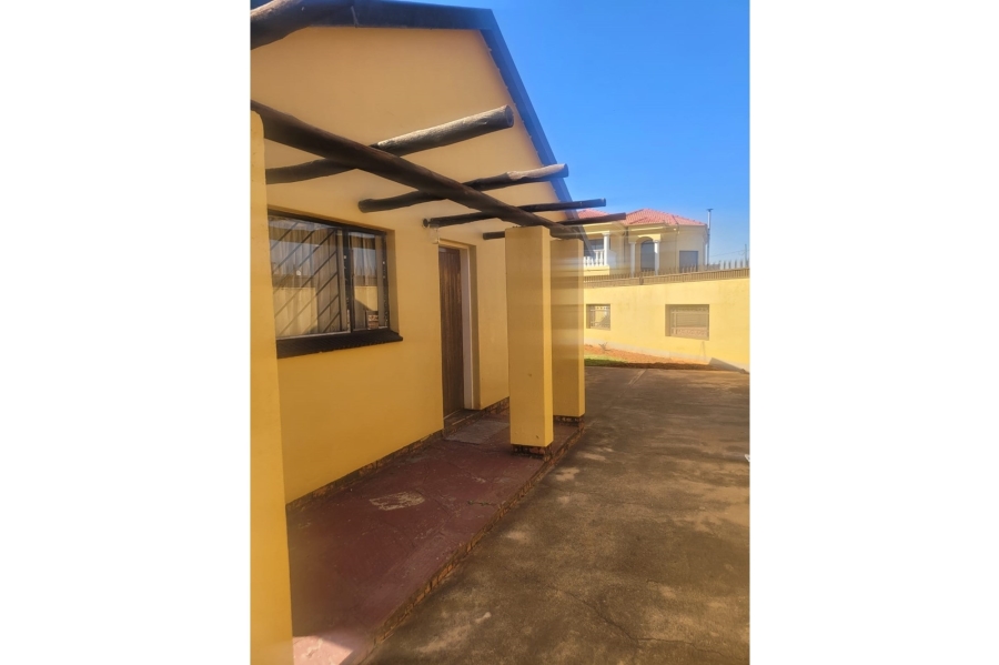 To Let 2 Bedroom Property for Rent in Protea North Gauteng