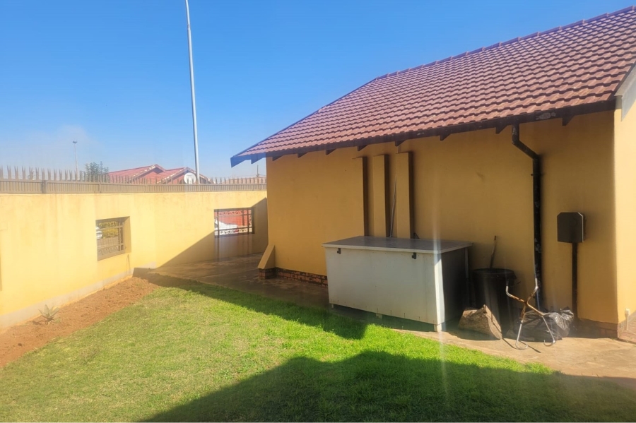 To Let 2 Bedroom Property for Rent in Protea North Gauteng