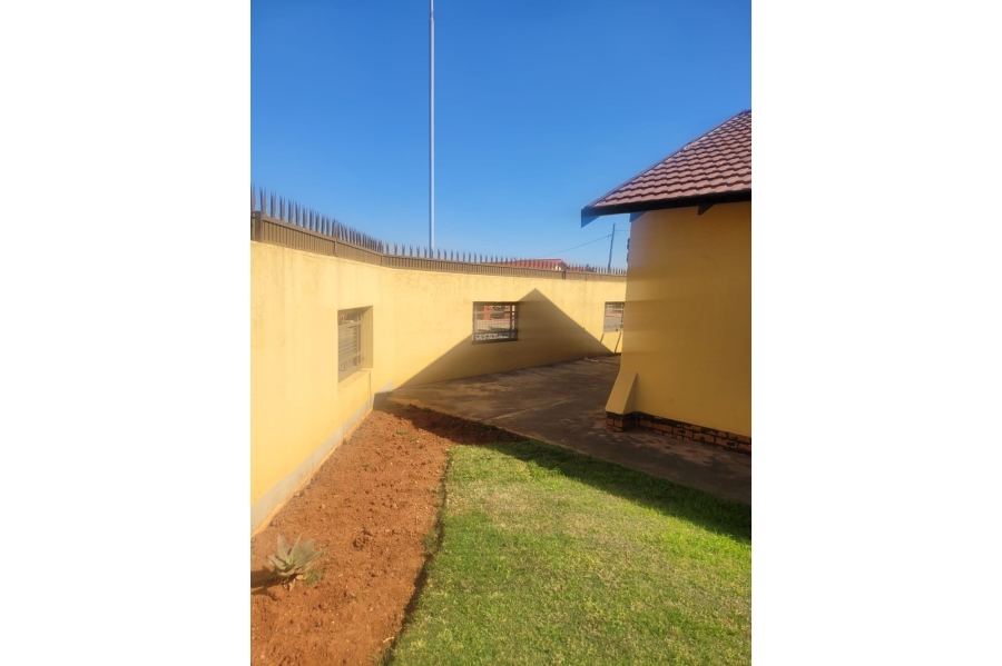 To Let 2 Bedroom Property for Rent in Protea North Gauteng