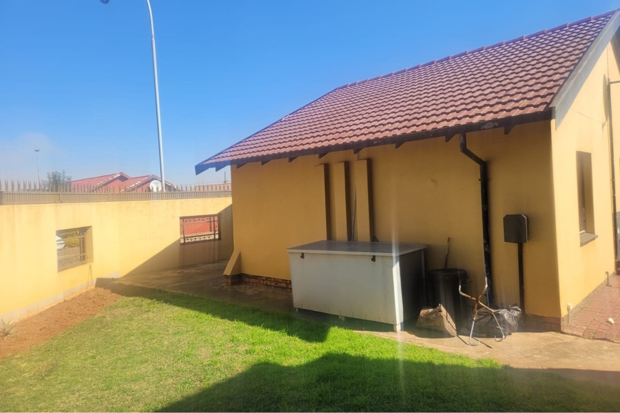 To Let 2 Bedroom Property for Rent in Protea North Gauteng
