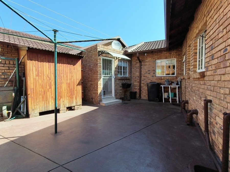 3 Bedroom Property for Sale in Garsfontein Gauteng