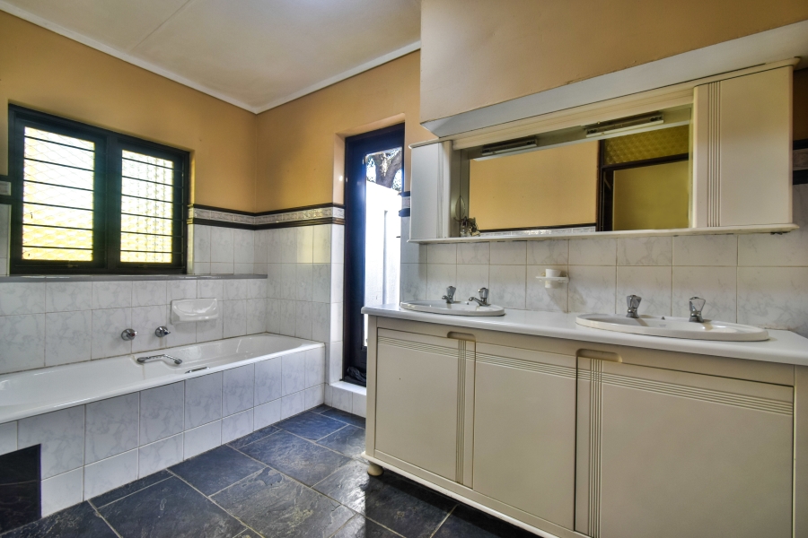 4 Bedroom Property for Sale in Faerie Glen Gauteng